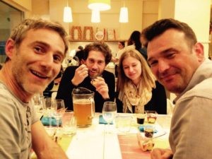 Produttori di birra si incontrano a tavola - Giulio Angeloni (Birra Angeloni) e Simone e Alessandro (Birra Costa Est)